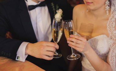 İki şampanya Toast.Hands cam ile düğün. Yatay fotoğraf.