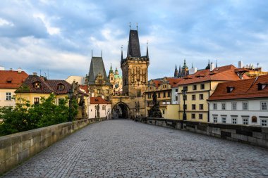 Charles Bridge Prag, Çek Cumhuriyeti için şafak yeni şehir Köprüsü kuleye bakış