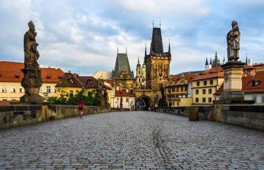 Charles Bridge Prag, Çek Cumhuriyeti için şafak yeni şehir Köprüsü kuleye bakış