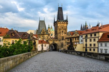 Charles Bridge Prag, Çek Cumhuriyeti için şafak yeni şehir Köprüsü kuleye bakış