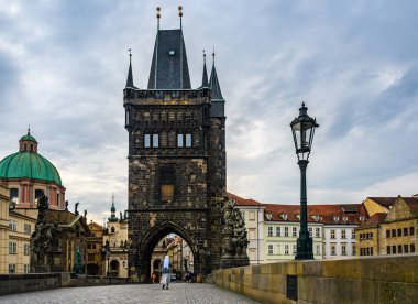 Görünüm Charles Köprüsü'nde eski şehir Köprüsü Kulesi ayakta şafakta, Prague, Çek Cumhuriyeti