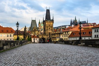Charles Bridge Prag, Çek Cumhuriyeti için şafak yeni şehir Köprüsü kuleye bakış