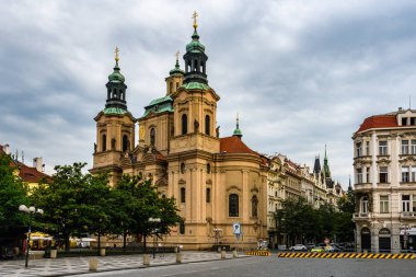 St. Nicolas Church civarındaki tarihi kent meydanına Prag, Çek Cumhuriyeti