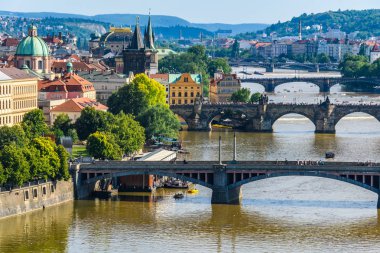 Charles Köprüsü ve Prag, Çek Cumhuriyeti için Letna bahçesinden Vlatava Nehri diğer köprülerde hava yakından görmek