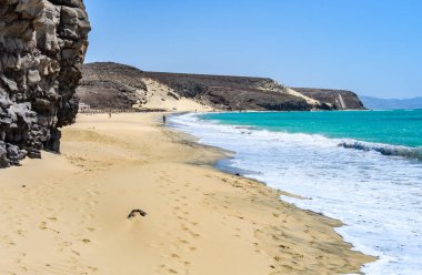 Gözlerden uzak beyaz kum plaj Fuerteventura, Kanarya Adaları, İspanya