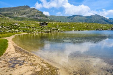 Sandy beach Montmalus devre, Andorra göl üzerinde