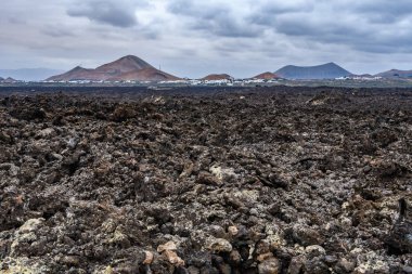 Volkanlar ufukta Volkanik Timanfaya Milli Parkı'nda, Lanzarote, İspanya