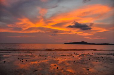 Şaşırtıcı günbatımı Koh Ta Kiev Island yakınındaki Sihanoukville, Kamboçya