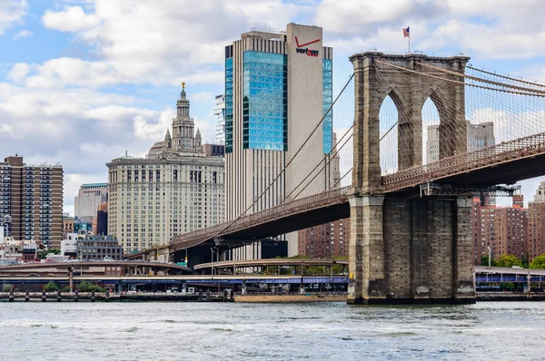 El puente de Brooklyn y los rascacielos del puente de Brooklyn Par — Foto de Stock