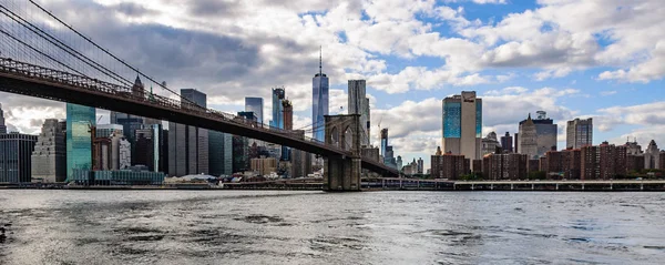 NYC ορίζοντα από Brooklyn Bridge Park στο Μπρούκλιν, Νέα Υόρκη, ΗΠΑ — Φωτογραφία Αρχείου