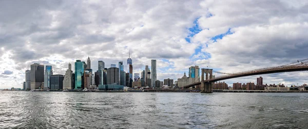 Нью-Йорк Skyline від Brooklyn Bridge Park в Брукліні, Нью-Йорк, США — стокове фото