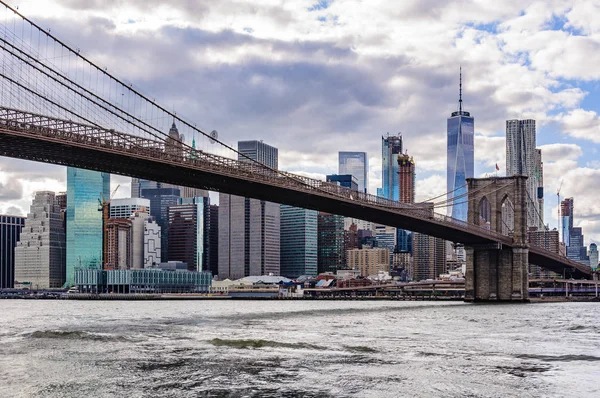 NYC Skyline desde Brooklyn Bridge Park en Brooklyn, Nueva York, Estados Unidos — Foto de Stock