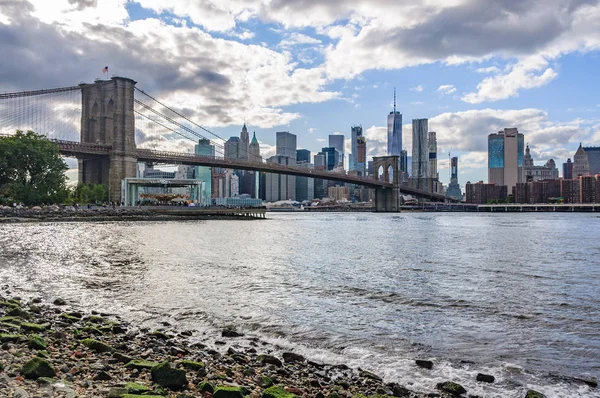 NYC ορίζοντα από Dumbo στο Μπρούκλιν, Νέα Υόρκη, ΗΠΑ — Φωτογραφία Αρχείου