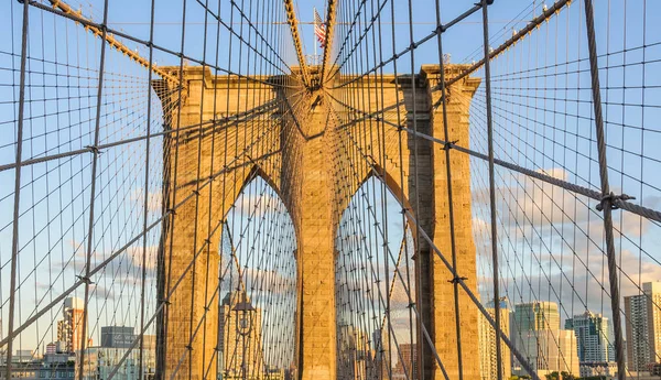 Brooklyn Bridge al atardecer en Brooklyn, Nueva York, Estados Unidos — Foto de Stock