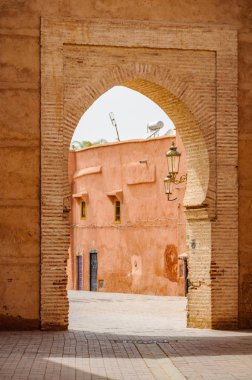 Marakeş, Fas'ta bir kapıdan boş sokak