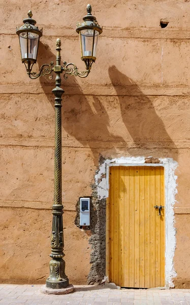 Жовті двері і вулична лампа в Марракеші (Марокко). — стокове фото