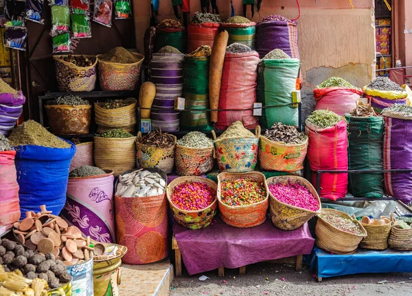 Des épices colorées dans un magasin local à Marrakech, Maroc — Photo