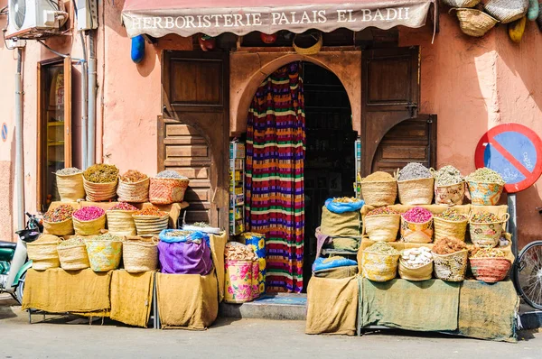 Especiarias coloridas em uma loja local em Marrakech, Marrocos — Fotografia de Stock