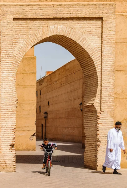 Helyi fiú és férfi Marrakech, Marokkó Stock Kép