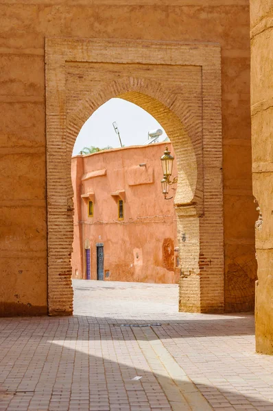 Pusta ulica przez bramę w Marrakeszu, Maroko Zdjęcie Stockowe
