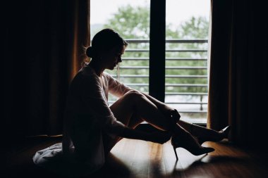 Sabah gelin. Gelin yaklaşan düğün için hazırlanıyor.