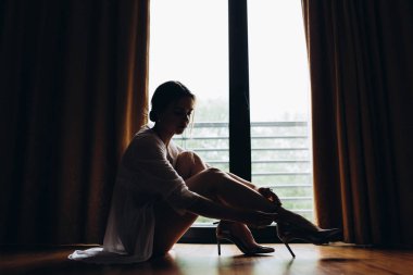 Sabah gelin. Gelin yaklaşan düğün için hazırlanıyor.