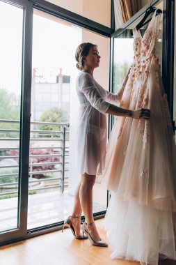 Sabah gelin. Gelin yaklaşan düğün için hazırlanıyor.