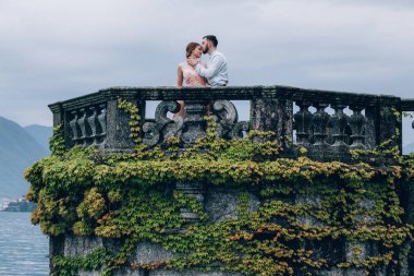 Yeni evliler deniz kenarında yürüyüş.