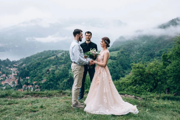 Frischvermählte Spazieren Der Natur Bräutigam Und Braut Vor Dem Hintergrund — Stockfoto