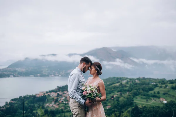 Caminhando Recém Casados Natureza Brilho Noiva Contra Fundo Das Montanhas — Fotografia de Stock