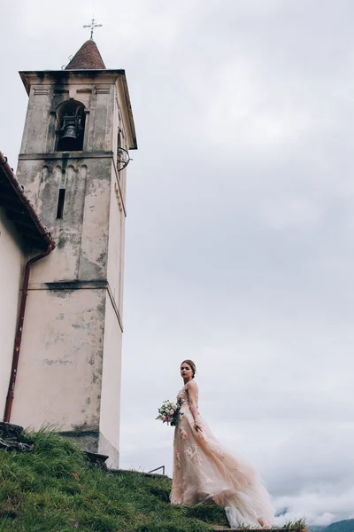 Una Sposa Abito Rosa Sta Tenendo Bellissimo Bouquet Sposa Sposa — Foto Stock