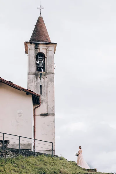 Nevěsta Růžových Šatech Drží Krásné Svatební Kytice Nevěsta Kostele — Stock fotografie