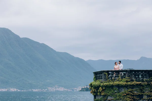 Caminar Por Los Recién Casados Junto Mar — Foto de Stock