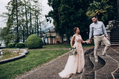 Yeni evliler doğada yürüyüş. Damat ve gelin eski kalenin içinde yürümek.