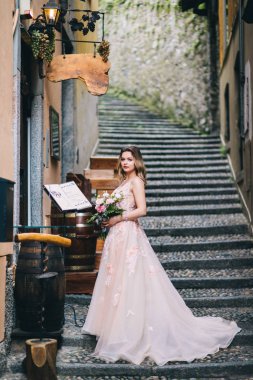 Bir gelin beyaz elbiseli güzel düğün buket tutuyor.