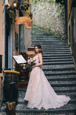 Bir gelin beyaz elbiseli güzel düğün buket tutuyor.