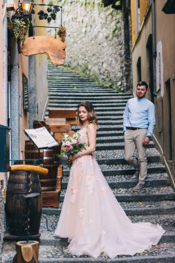 Yeni evliler doğada yürüyüş. Damat ve gelin şehirde yürümek.