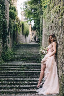 Bir gelin beyaz elbiseli güzel düğün buket tutuyor.