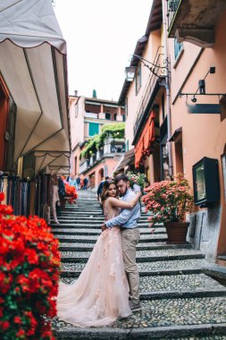 Yeni evliler doğada yürüyüş. Damat ve gelin şehirde yürümek.