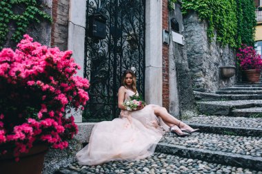 Bir gelin beyaz elbiseli güzel düğün buket tutuyor.