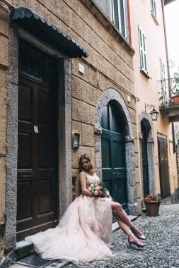 Bir gelin beyaz elbiseli güzel düğün buket tutuyor.