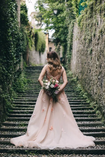 Una Sposa Abito Bianco Sta Tenendo Bellissimo Bouquet Sposa — Foto Stock