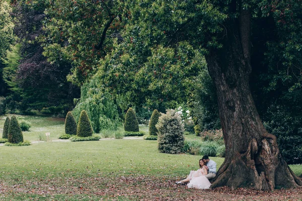 Sposi Novelli Che Camminano Nella Natura Passeggiata Sposo Sposa Lungo — Foto Stock