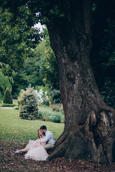 Caminhando Recém Casados Natureza Caminhe Noivo Noiva Longo Dique Parque — Fotografia de Stock