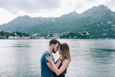 Bir adam ve bir kız deniz aşk hikayesi. Seyahat gençler.