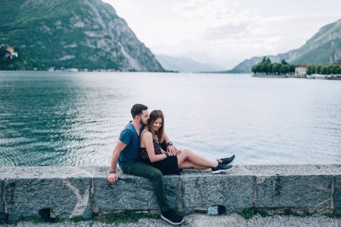 Bir adam ve bir kız deniz aşk hikayesi. Seyahat gençler.