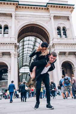 Bir adam ve bir kız ile şehir meydanında bir aşk hikayesi. Seyahat gençler.