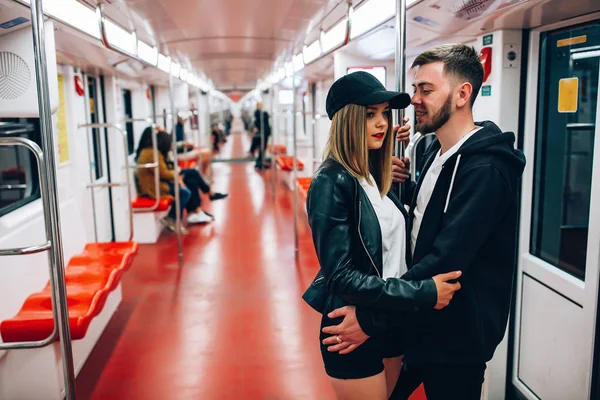Bir Adam Bir Kız Metro Aşk Hikayesi Seyahat Gençler — Stok fotoğraf