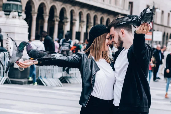 Una Historia Amor Plaza Ciudad Con Chico Una Niña — Foto de Stock