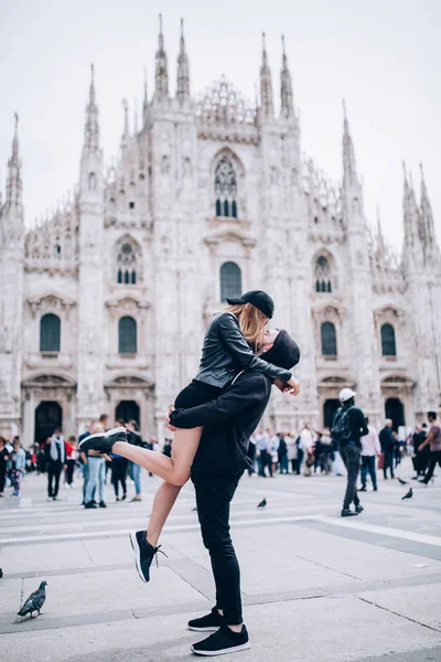 A love story in the town square with a guy and a girl.Young people travel.